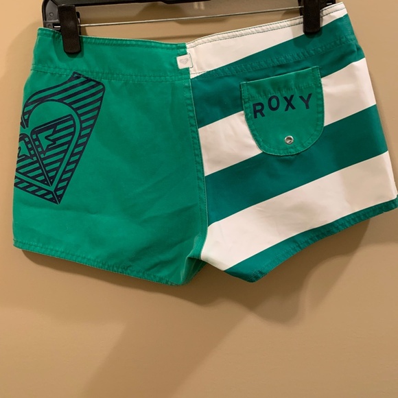ROXY VINTAGE LOW RISE GREEN AND WHITE SHORT SHORTS - SIZE 3 (SMALL) - Picture 2 of 9